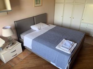 A bed or beds in a room at Da Maxim