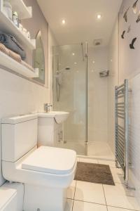 uma casa de banho com um chuveiro, um WC e um lavatório. em Arran View em Prestwick