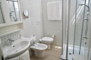 Koupelna v ubytování Hotel La Primula + 37 fotografií