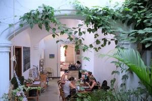un grupo de personas sentadas en mesas en un restaurante en Casa Tunido, en Santa Marta