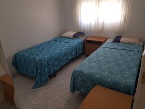 阿爾戈爾法的住宿－Casa Horadada，一间卧室设有两张床和窗户。