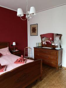 um quarto com uma cama e uma cómoda com uma boneca em La Casa Dei Nonni em Bussoleno