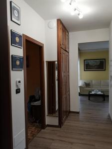 um quarto com um corredor com uma porta e uma sala de estar em La Casa Dei Nonni em Bussoleno