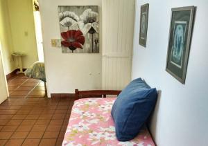 a room with a bed with a blue pillow on it at La Casa de Kelly in Federación
