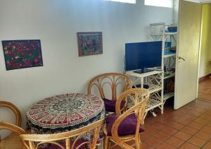 a room with a table and chairs and a television at La Casa de Kelly in Federación