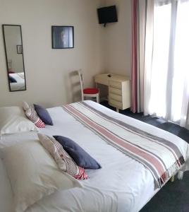 Postel nebo postele na pokoji v ubytování Hotel Pyrenées Atlantique