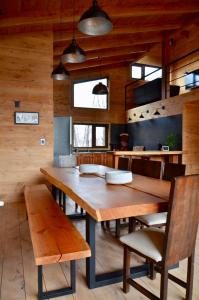 uma sala de jantar com uma mesa de madeira e cadeiras em Chalet Ciprés em Valle Las Trancas