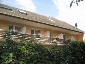 ein Haus mit rosa Blumen auf dem Balkon in der Unterkunft Gasthof Engel in Dottingen