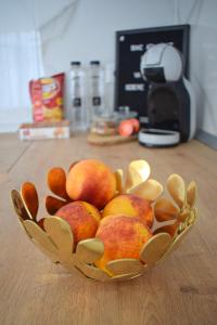 uma taça de fruta sentada em cima de uma mesa em VOYA Apartments - a luxury oasis in the old town em Braşov