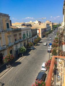 une vue aérienne sur une rue de la ville avec des voitures et des bâtiments dans l'établissement Residenza Lago, à Syracuse