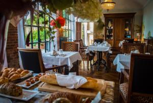 - une table avec du pain et des viennoiseries dans un restaurant dans l'établissement Hôtel du Domaine de La Groirie - Le Mans, à Trangé