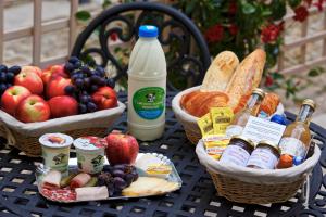 - une table de pique-nique avec des paniers de pain et des bouteilles de lait dans l'établissement Hotel Saint Georges, à Troyes