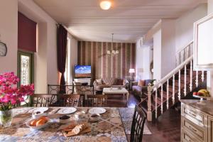 uma sala de estar com uma mesa e uma sala de estar em Chandax luxury villa em Heraclião