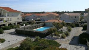 an aerial view of a yard with a swimming pool at BiscaOcéan in Biscarrosse-Plage