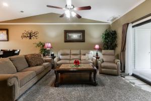 Χώρος καθιστικού στο Luxury Condos at Thousand Hills - Heart of Branson - Beautifully remodeled - Spacious and Affordable