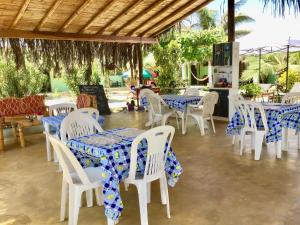 マンコラにあるLa Casa de Jessyの青と白のテーブルと椅子が備わるレストラン