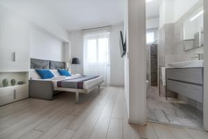 um quarto branco com uma cama e uma casa de banho em Casa da Suite Style em Milão