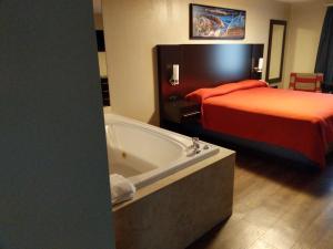 Riverside Tower客房内的一张或多张床位