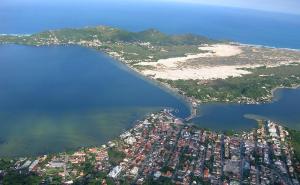 uma vista aérea de uma ilha numa massa de água em Pousada da Lagoa em Florianópolis