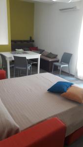 サン・ヴィート・ロ・カーポにあるIl Bambu'のベッドルーム1室(ベッド1台、テーブル、椅子付)