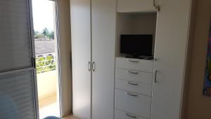 TV a/nebo společenská místnost v ubytování Condominio Garça Branca