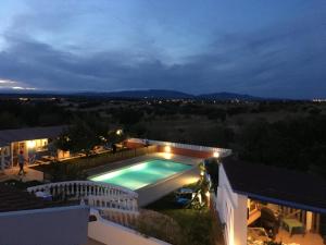 una piscina en la parte superior de una casa por la noche en Quinta do Sol, en Lagos