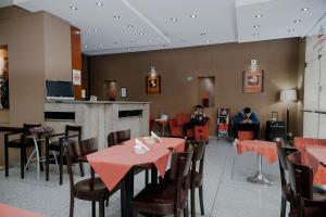 un comedor con mesas y sillas y personas sentadas en mesas en Tucuman Palace Hotel, en Buenos Aires 20 fotos más