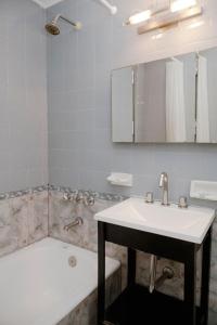 un baño con lavabo y bañera en Tucuman Palace Hotel, en Buenos Aires