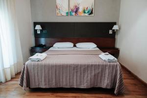 Un dormitorio con una cama con dos toallas encima. en Tucuman Palace Hotel, en Buenos Aires