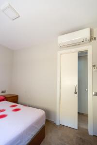 アグアドゥルセにあるLujo en primera linea AGUADULCE ALMERIAのベッドルーム1室(ベッド1台付)、
