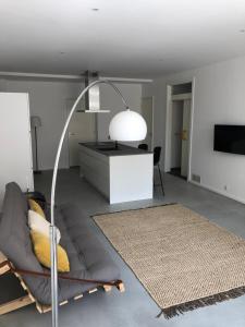 a living room with a couch and a lamp at Huize Hoge Fronten in Maastricht