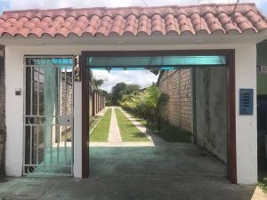 uma entrada para uma casa com uma porta aberta em KILLA Casa Hospedaje em Iquitos