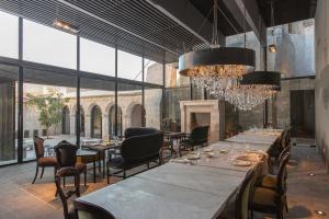 une grande salle à manger avec une grande table et des chaises dans l'établissement CIRQA - Relais & Châteaux, à Arequipa