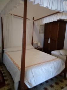 A bed or beds in a room at Casa De Comedias