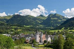 miasto w środku doliny z górami w obiekcie Posthof 33 w mieście Kitzbühel