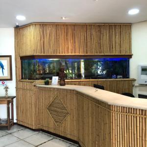 イリャベラにあるSuite 1110 IlhaFlatの部屋のバーの後ろにある大きな水槽 +44枚の写真