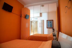 1 Schlafzimmer mit 2 Betten und einem Spiegel in der Unterkunft Giorgio's Central Station in Bologna