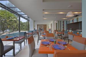 Mercure Penang Beach餐厅或其他用餐的地方