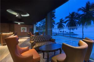 Mercure Penang Beach内部或周边的泳池