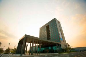 um edifício alto com muitas janelas em Best Western Hotel Gunsan em Gunsan