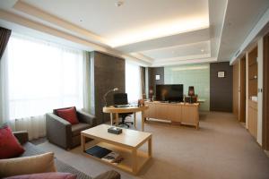 Best Western Hotel Gunsan tesisinde bir televizyon ve/veya eğlence merkezi
