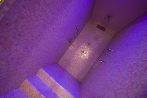 ペルージャにあるRelais dell'Olmoの紫色の照明が付いたバスルームのオーバーヘッドビュー