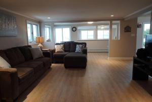 普拉茨堡的住宿－Newly Renovated House on Lake Champlain - 4 BR!，带沙发和电视的客厅