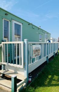 Gallery image of Golden Sands Caravan Hire Ingoldmells- FREE in caravan wifi- Access included to the on site club house, sports bar, arcade, coffee shop We have beach access, a fishing lake and a laundrette in Ingoldmells