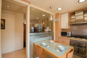 Kuchyň nebo kuchyňský kout v ubytování BELLA VISTA LUXURY APARTMENT