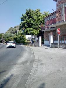 un coche conduciendo por una calle con una señal de stop en 3 vani 700 Mt mare e 3000 Mt da Capo D'Orlando, en Naso