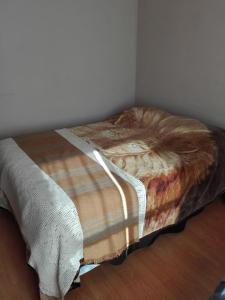 - un lit installé à l'étage dans l'établissement todo para disfrutar b!!!, à Junín
