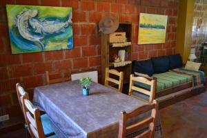 uma sala de estar com uma mesa e um sofá em Yataí Casas em Colón
