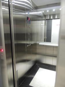 una doccia con una porta in vetro in un bagno di Cobertura com jacuzzi e churrasqueira privada - Praia dos Ingleses a Florianópolis