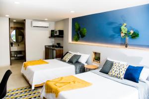 מיטה או מיטות בחדר ב-Kapital Suites